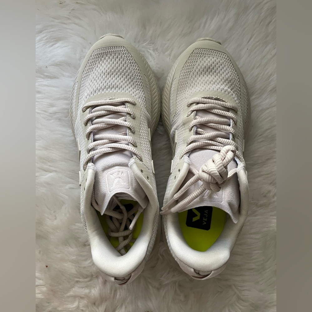 New! Veja Cream and White Shoes - Picture 4 of 9
